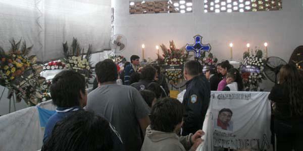 Miles de fanaacuteticos despidieron al muacutesico santiaguentildeo Jorge Veacuteliz en el Cementerio La Piedad