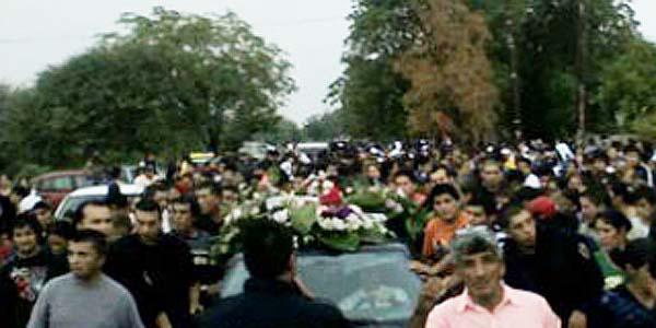 Miles de fanaacuteticos despidieron al muacutesico santiaguentildeo Jorge Veacuteliz en el Cementerio La Piedad