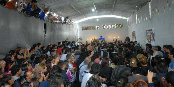 Miles de fanaacuteticos despidieron al muacutesico santiaguentildeo Jorge Veacuteliz en el Cementerio La Piedad