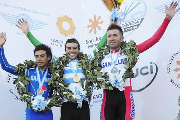 PODIO El santiagueño Ignacio Pereyra (centro) y su felicidad con la medalla dorada en el pecho junto con Juan Lucero (izq) y Daniel Zamora