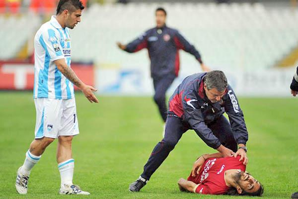 El italiano Piermario Morosini sufrioacute un ataque en pleno partido y fallecioacute