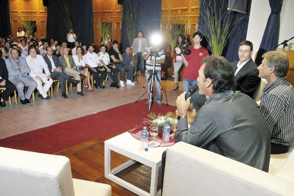 CHARLA JUGOSA Santiagueños de diferentes �mbitos concurrieron ayer al Salón Azul del Hotel Carlos V para escuchar a dos glorias del b�squetbol