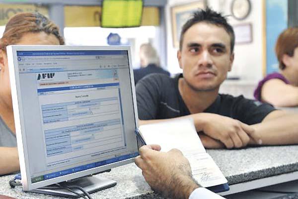 DEMANDA Los controles en el mercado formal impulsan el dólar paralelo