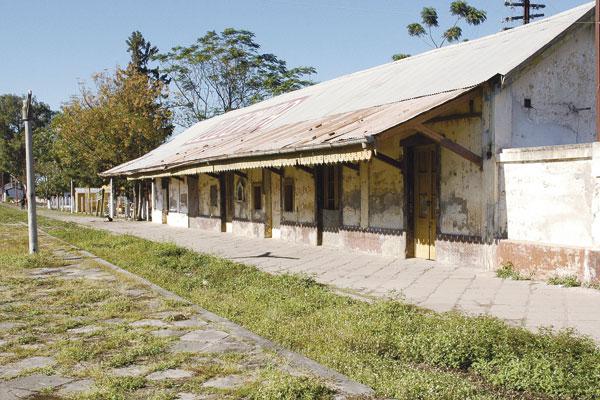 RAMAL El ex ferrocarril Belgrano fue durante muchos años la base del progreso para este pueblo caracterizado por la producción de alfalfa