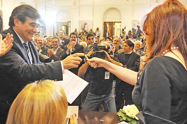 RÚBRICA La Presidenta encabezó la ceremonia en la que firmó el decreto 660 por el cual promulgó la ley de expropiación de YPF