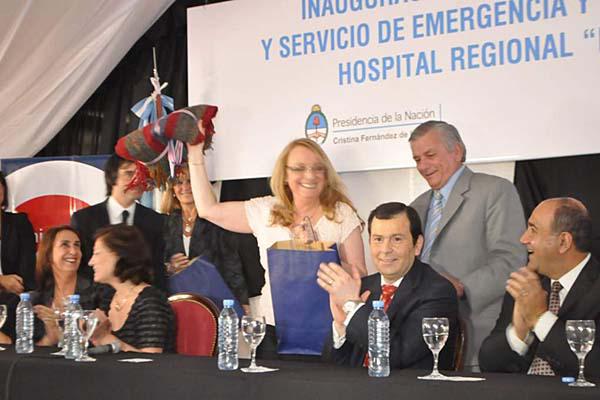 PRESENTES El intendente capitalino Hugo Infante entregó obsequios a los ilustres visitantes FOTO  Gentileza Municipalidad