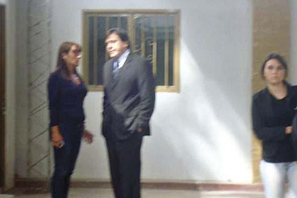 DECISIÓN La jueza Vittar y el fiscal Zanni ayer luego de liberar a Memo en el patio interno del juzgado