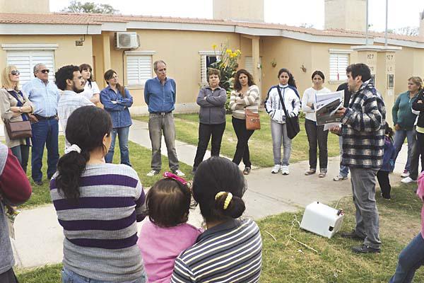 RECOLECCIÓN Técnicos tomaron muestras de varias viviendas de distintos sectores del barrio para obtener un muestreo completo del servicio que reciben