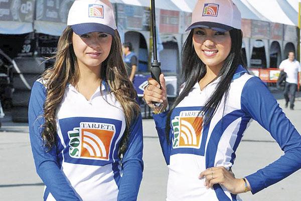 BELLEZAS Las promotoras son otras de las atracciones del TC para el p�blico masculino Ellas derrochan simpatía a cada momento
