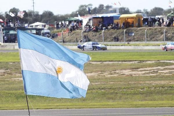 ALTA EN EL CIELO Aunque para muchos pase inadvertida la Bandera argentina es todo un símbolo del sentimiento de todo un país que ama el automovilismo