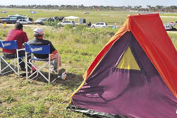 UNA COSTUMBRE Mucha gente decidió acampar en el autódromo y pasar el fin de semana en Las Termas 