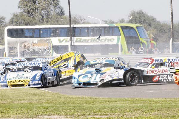 LA PIÑA DEL FIN DE SEMANA José María López y Leonel Pernía se tocaron en el �ltimo giro antes de completar una vuelta y las m�quinas quedaron a un costado Pechito siguió sin capó y el Tanito abandonó