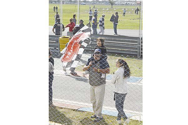 A COCOCHO Un hombre lleva en los hombros a un niño para que pueda ver el podio en la final del Turismo Carretera Los chicos también disfrutaron del espect�culo