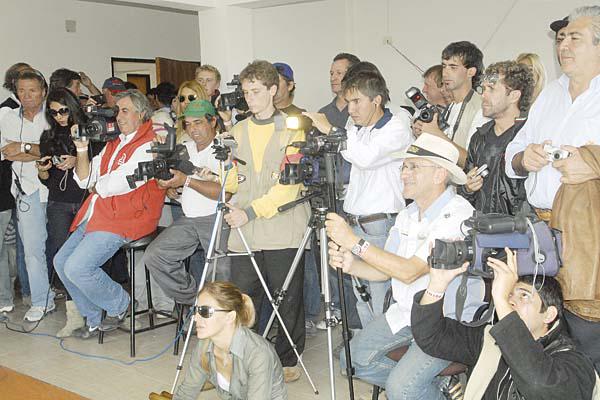 CONFERENCIA MULTITUDINARIA Todos los periodistas se congregaron en la sala de prensa para tener la palabra de los tres integrantes del podio