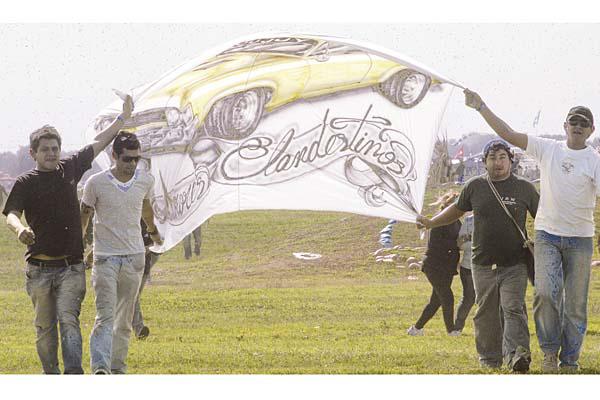 COMO IR A LA CANCHA Las marcas también tienen a sus fan�ticos y las banderas estuvieron presentes en el autódromo Los hinchas invadieron la pista tras la final