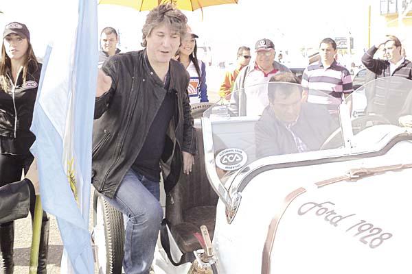 PRESENCIA El vicepresidente de la Nación Amado Boudou se subió a un auto antiguo con el gobernador Zamora