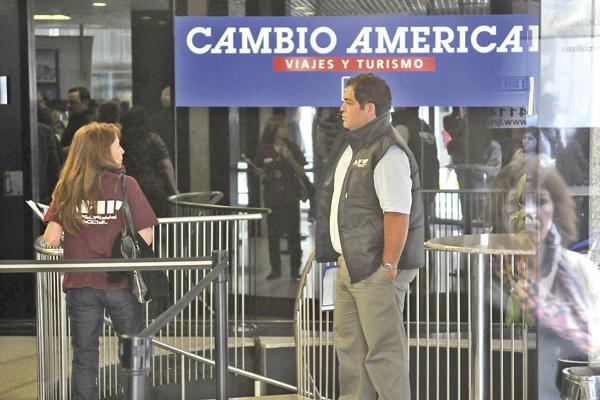 RESTRICCIÓN La decisión del Gobierno nacional de frenar la compra de divisa extranjera potenció la actividad en el mercado paralelo