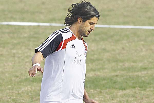 AL BANCO Alejandro Domínguez perdió la titularidad pero confía en que su equipo seguir� por la senda del triunfo 