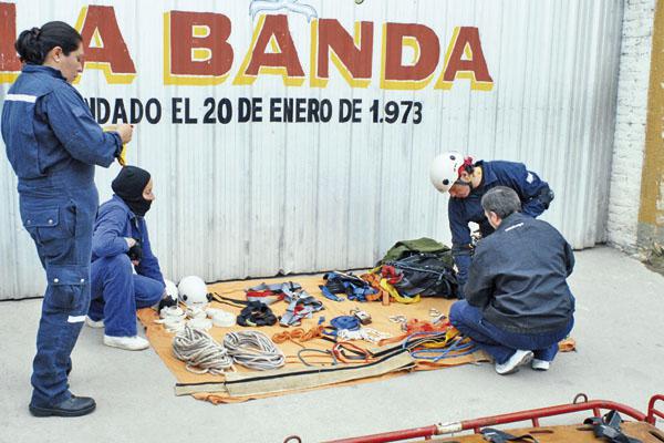 PRÁCTICA Se dispusieron los elementos de trabajo para luego hacer una breve demostración de lo aprendido sobre un andamio