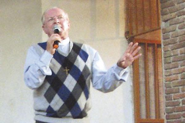 COMUNICACIÓN El padre Lucas ha logrado establecer buena comunicación con los jóvenes a través de sus canciones
