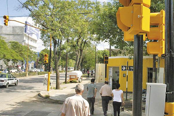 Colocaraacuten semaacuteforos inteligentes en avenidas de la ciudad capital