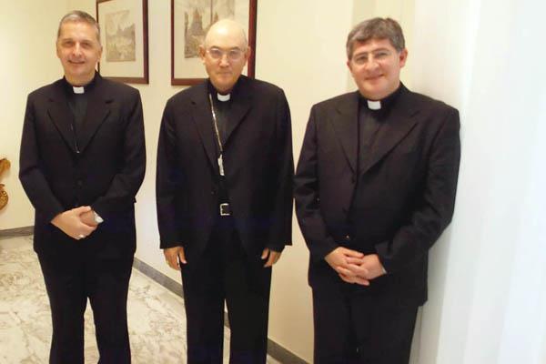 CONTACTOS Monseñor Torrado Mosconi junto al obispo español Carrasco de Paula (centro) presidente de la Pontificia Academia de la Vida del Vaticano 