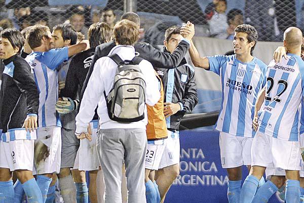 ALEGRÍA Los jugadores de Racing festejan la clasificación luego de que el arquero Sebasti�n Saja consumara la hazaña en el tiro final 