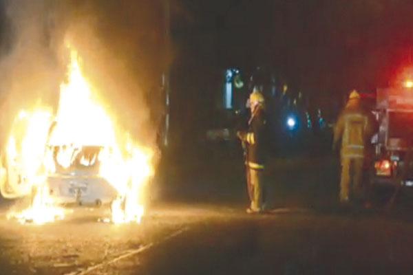 Conmocioacuten por el incendio  de un vehiacuteculo en el centro
