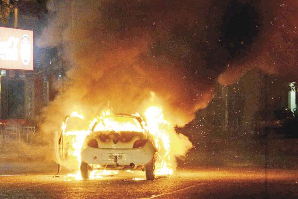 Conmocioacuten por el incendio  de un vehiacuteculo en el centro