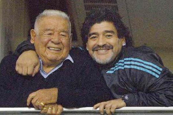 Diego Maradona volvioacute a La Bombonera y fue ovacionado