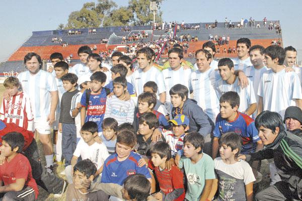 HAY EQUIPO Los Celestes fueron los amigos de Trejo con figuras como Sangoy y Lautaro Acosta Penka Aguirre Enzo Ruiz y Dani Hoyos entre otros