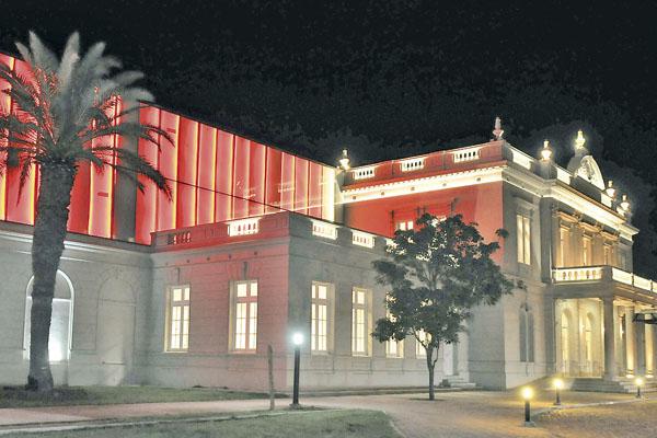 HISTÓRICO Este sector que da hacia calle Per tiene una lujosa marquesina un modelo clsico de estilo francés de hierro forjado y recubierto de vidrio