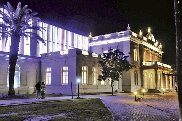 Antes de su inauguracioacuten el Foacuterum Santiago del Estero comienza a lucir en su maacuteximo esplendor