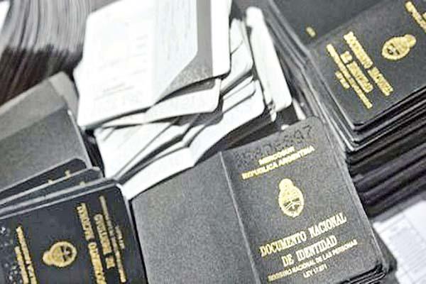 Duplican nuacutemeros de DNI de santiaguentildeos en otras provincias