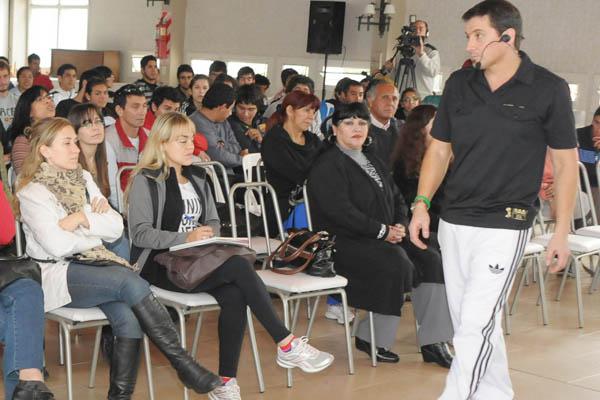 CARISMA Verón captó la atención de los cientos de asistentes a la charla con un lenguaje directo y claro