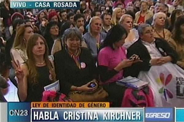 Luisa Paz primera santiagueña en adoptar una nueva identidad de género (segunda desde la izq) estuvo presente en el acto de entrega de DNI