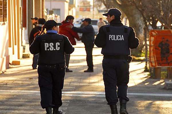 Santa Cruz- policiacuteas de Riacuteo Gallegos se sumaron a los efectivos acuartelados