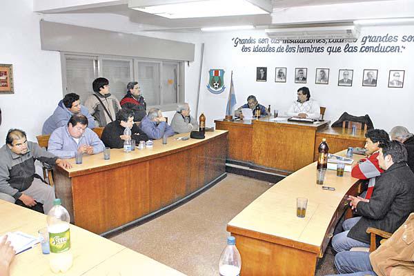 DEBATE Durante varios pasajes de la noche los dirigentes de los clubes de la provincia buscaron aunar criterios para luchar contra la violencia