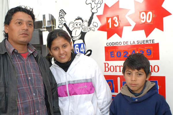 Un vendedor ambulante ganoacute con el Mono Bingo