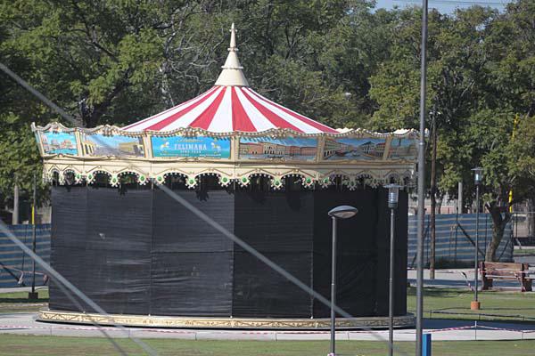 ENSAMBLADO Operarios de la empresa Felimana Luna Park ultiman los detalles de armado del carrusel