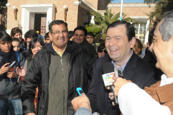 SATISFACCIÓN El mandatario provincial mantuvo un dilogo ameno con los estudiantes y los coordinadores del programa y destacó la dedicación puesta por los alumnos en la investigación y en los trabajos desarrollados