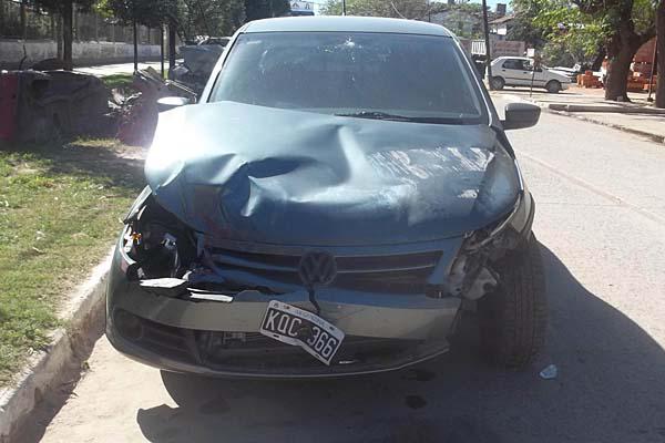 DAÑOS La Volkswagen Saveiro terminó con serios daños en el frente EL LIBERAL  CARLOS MARTÍNEZ