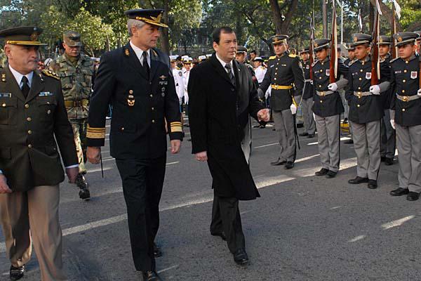 DESFILE El mandatario encabezó en Santiago los actos oficiales con los que se conmemoró el 196 aniversario de la declaración de la Independencia