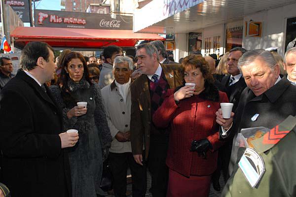 CHOCOLATE Al final del tedeum el gobernador participó de la chocolateada realizada en la esquina de 24 de Septiembre y Libertad