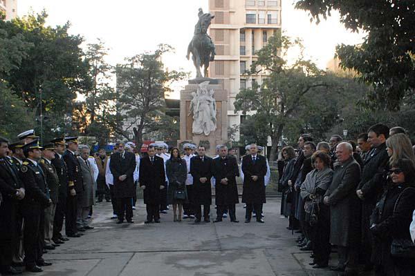 ACTO Integrantes del gabinete provincial y municipal así como también de los distintos poderes participaron en el izamiento de la bandera