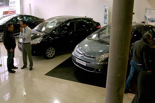 PRECIOS Los valores de los 0km ajustan a un ritmo de 15 a 2-en-porciento- mensual El auto ms barato arranca en los 70 mil