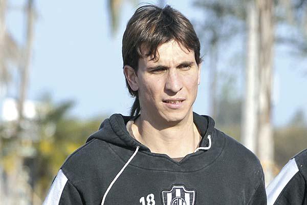 DESAFÍO Osvaldo Ramírez trabajó ayer por primera vez en el Ferro Lo entusiasma la idea de vestir esta camiseta