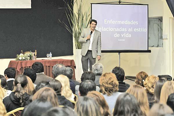 TAREA El Dr Adri�n Cormillot instó a las escuelas y padres a trabajar con mayor énfasis en el tema de la alimentación 