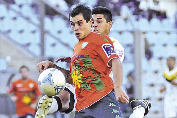 POTENCIA Gonzalo Parisi es un centrodelantero que se caracteriza por su fortaleza física Su apodo es Toro