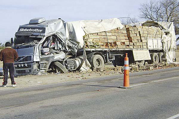 DAÑADO El tren delantero y la cabina del camión resultaron seriamente afectados por el impacto Viajaban el conductor y tres miembros de su familia